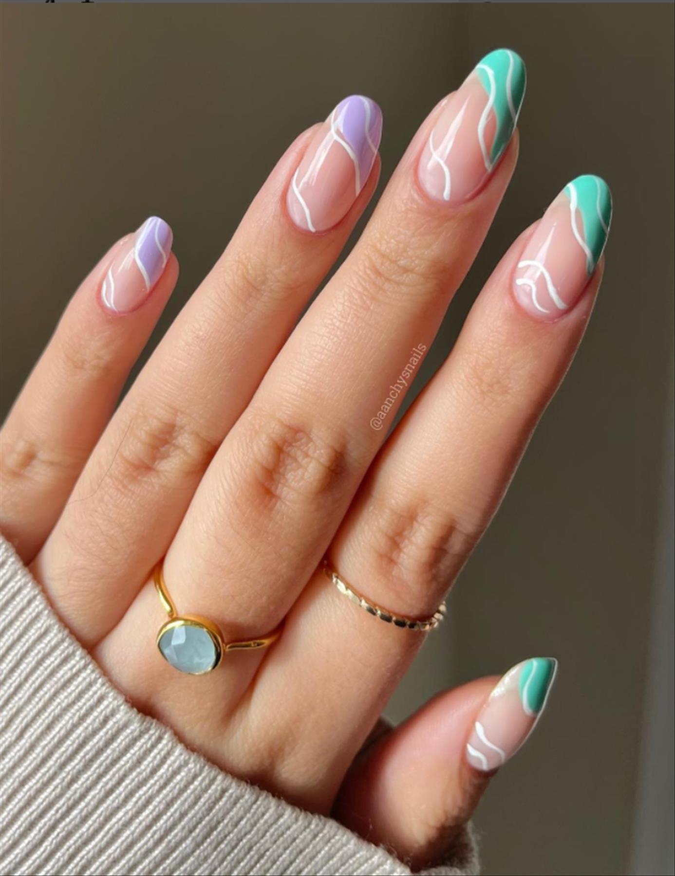 Trendy minimalist nails art for spring manicures