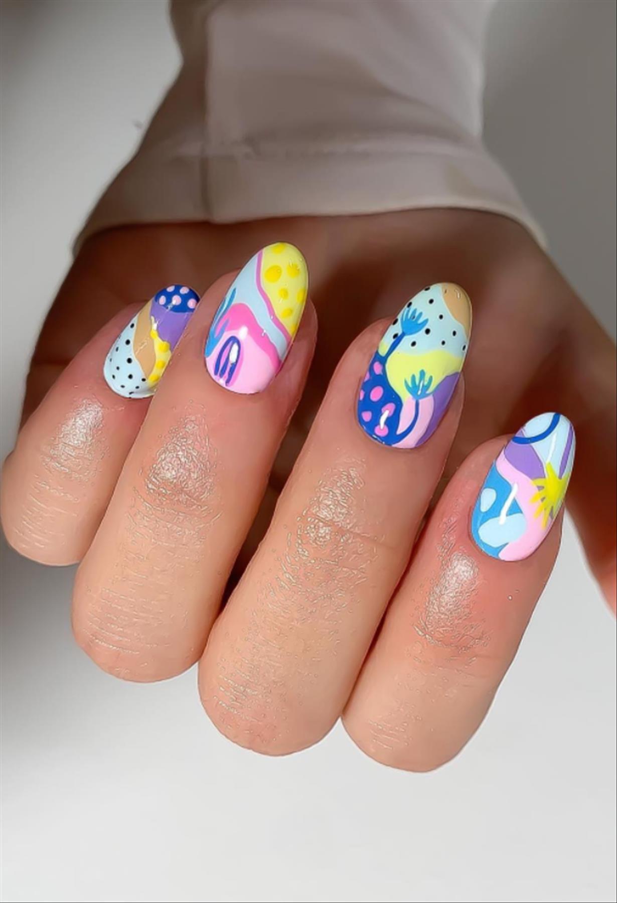 Trendy minimalist nails art for spring manicures