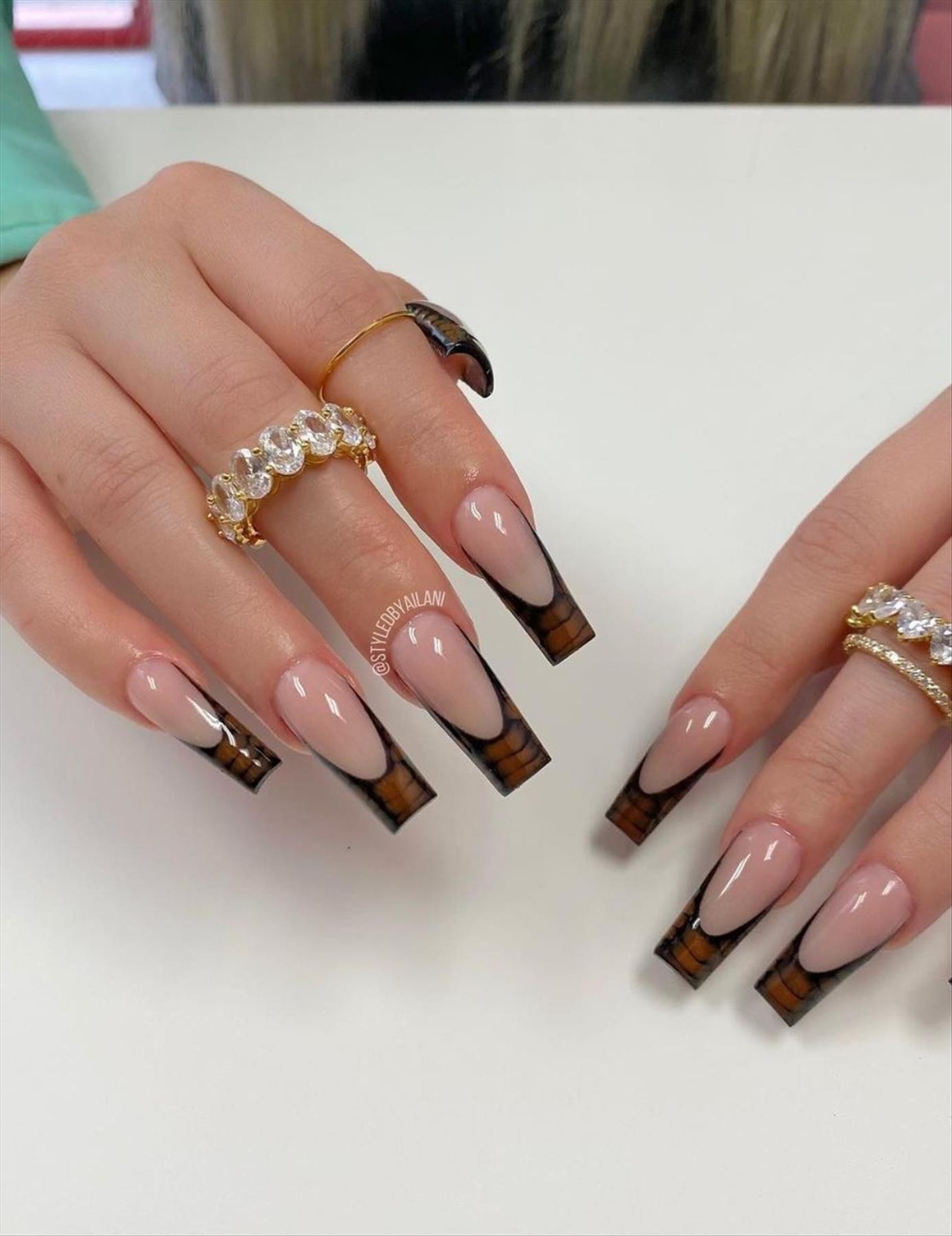 Edgy grunge acrylic nail ideas with black manicures