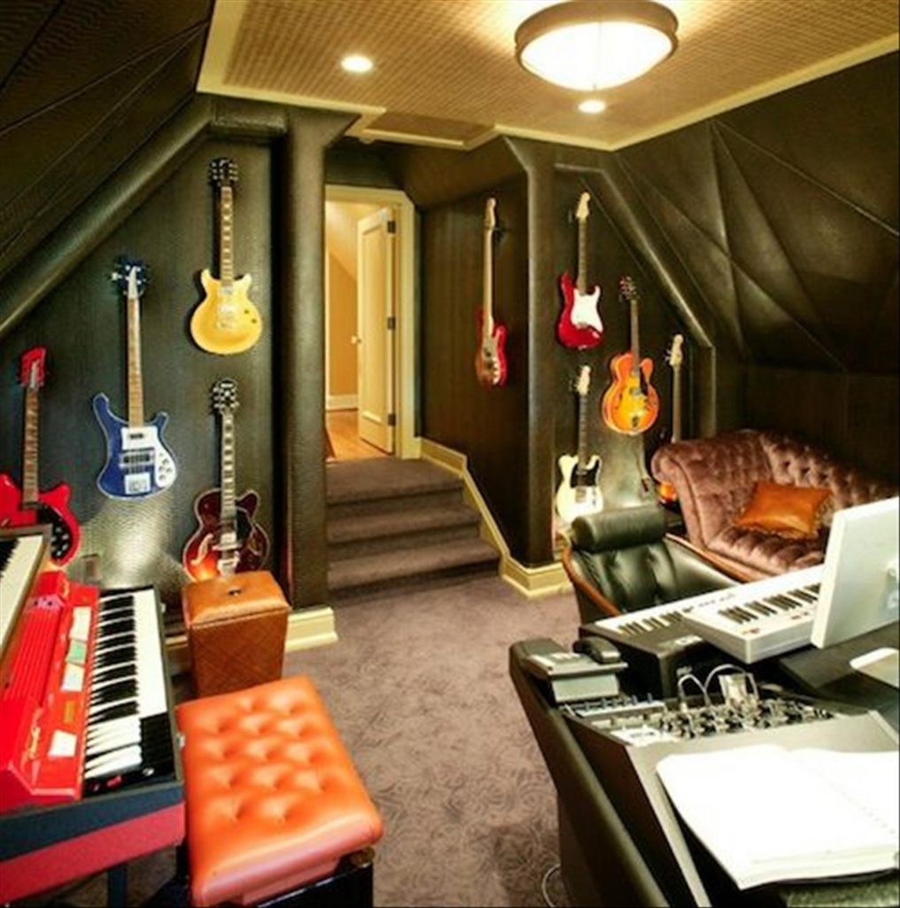 Bedroom music. Комната музыканта. Интерьер музыкальной комнаты. Музыкальные инструменты в интерьере. Музыкальная студия.