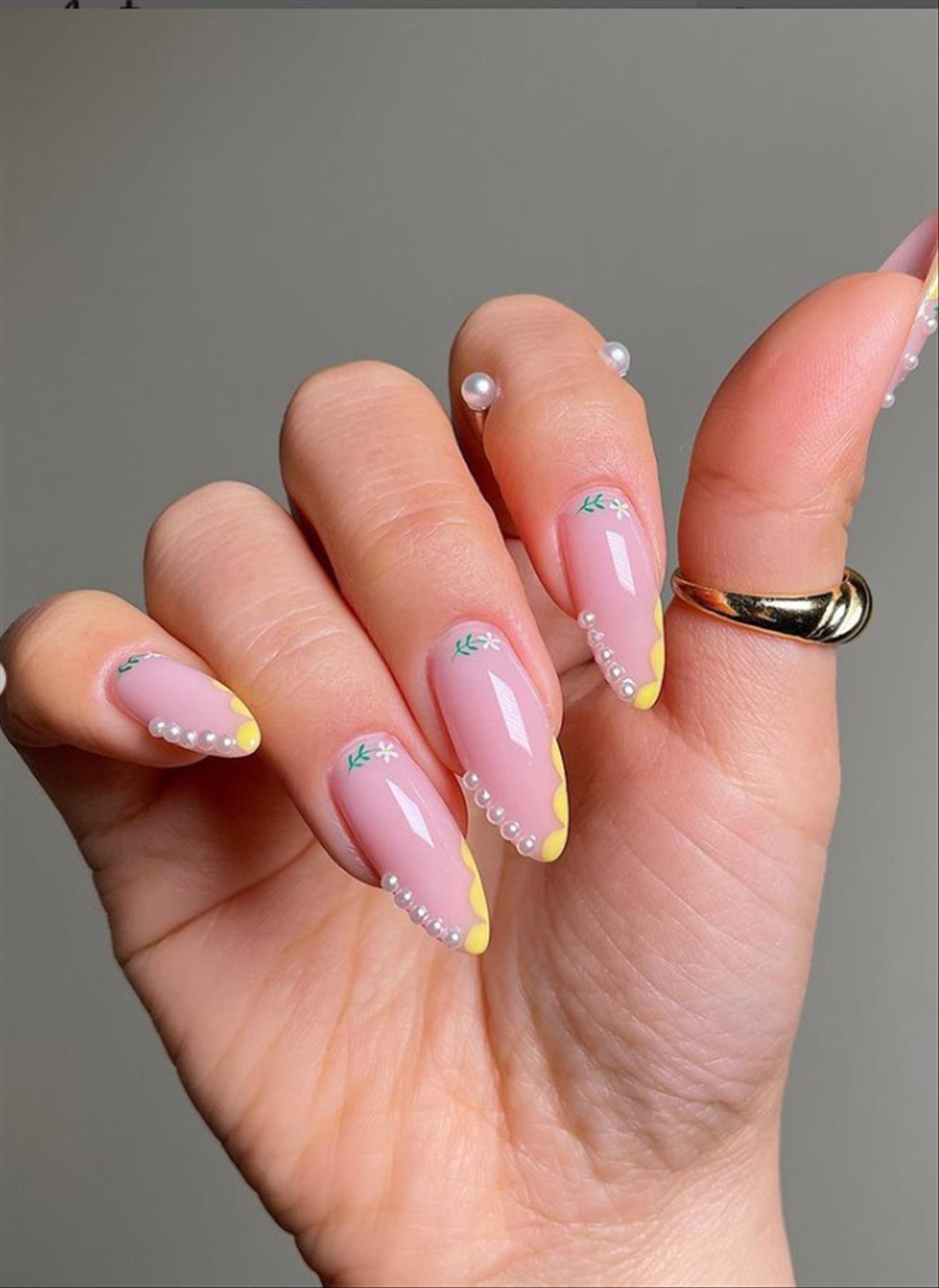 Trendy minimalist nails art for spring manicures