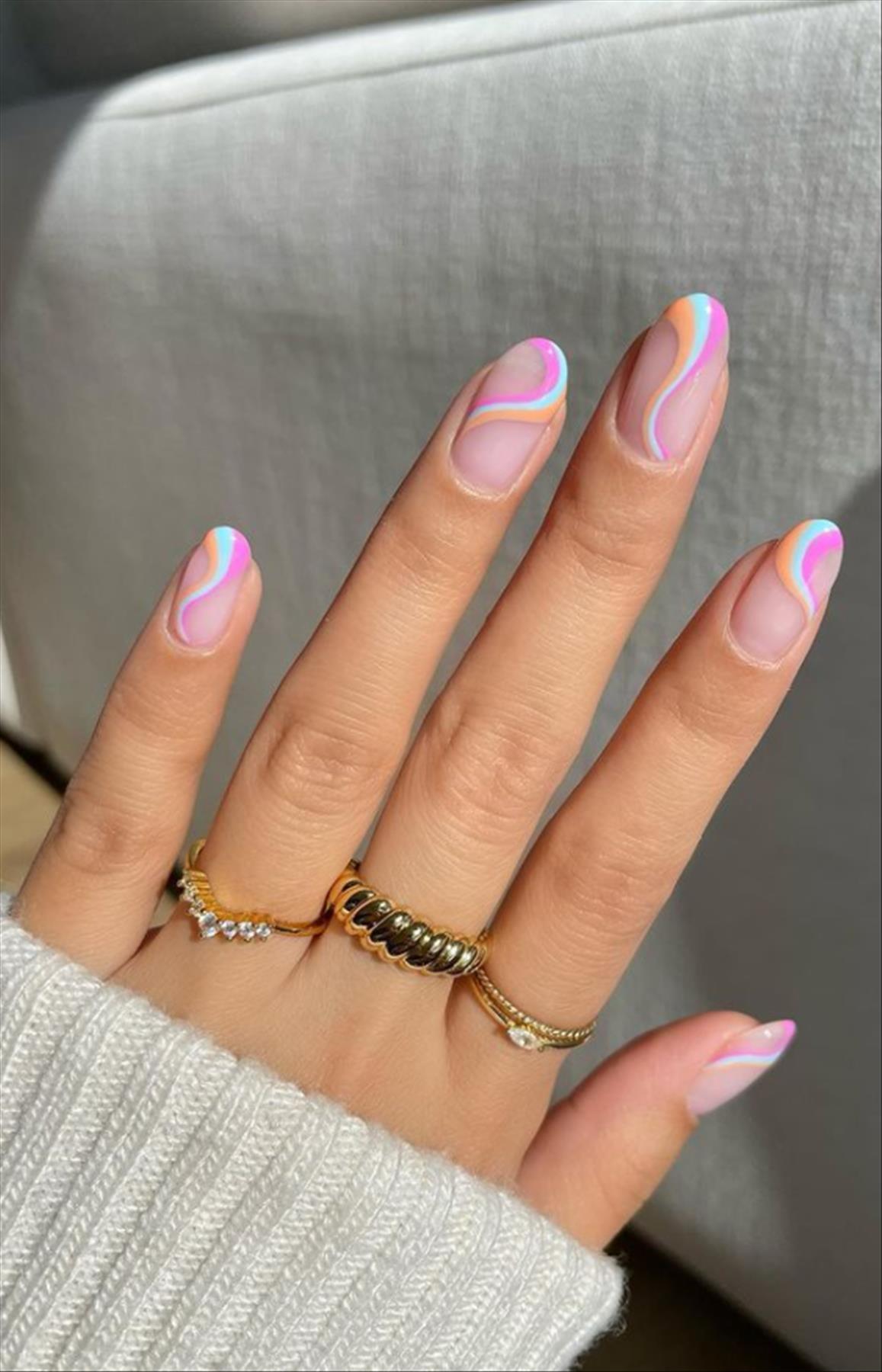 Trendy minimalist nails art for spring manicures