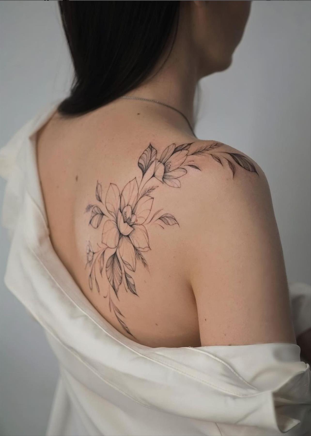 Stunning shoulder tattoos for women 2022 for a chic look