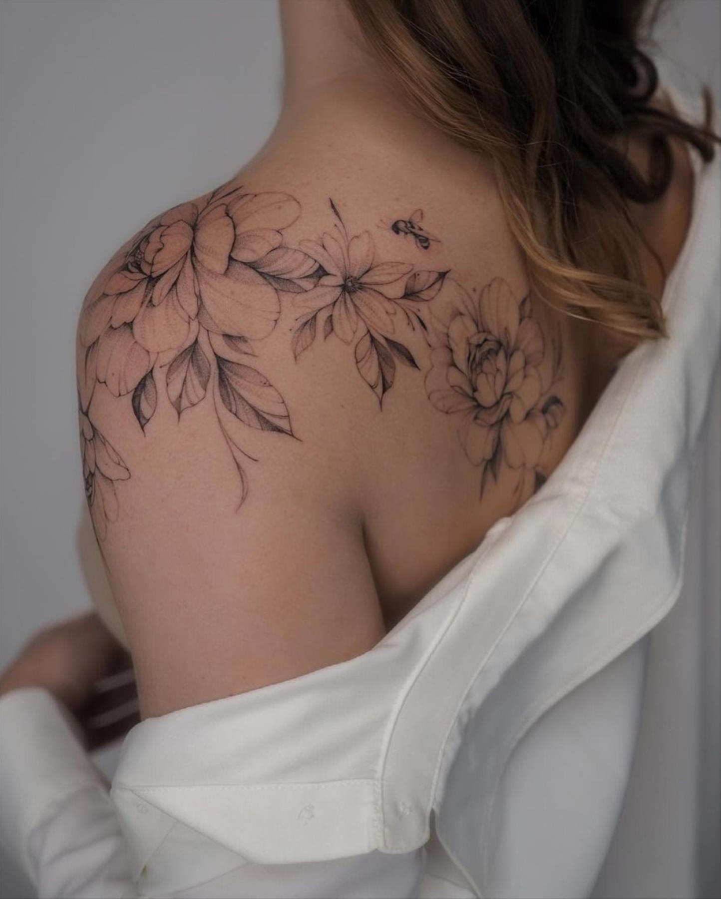 Stunning shoulder tattoos for women 2022 for a chic look