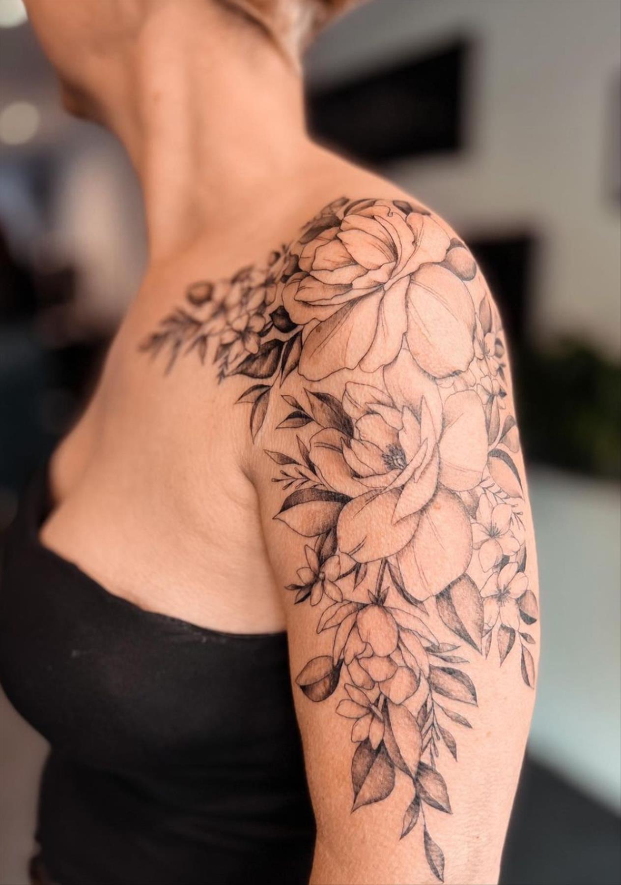 Stunning shoulder tattoos for women 2022 for a chic look