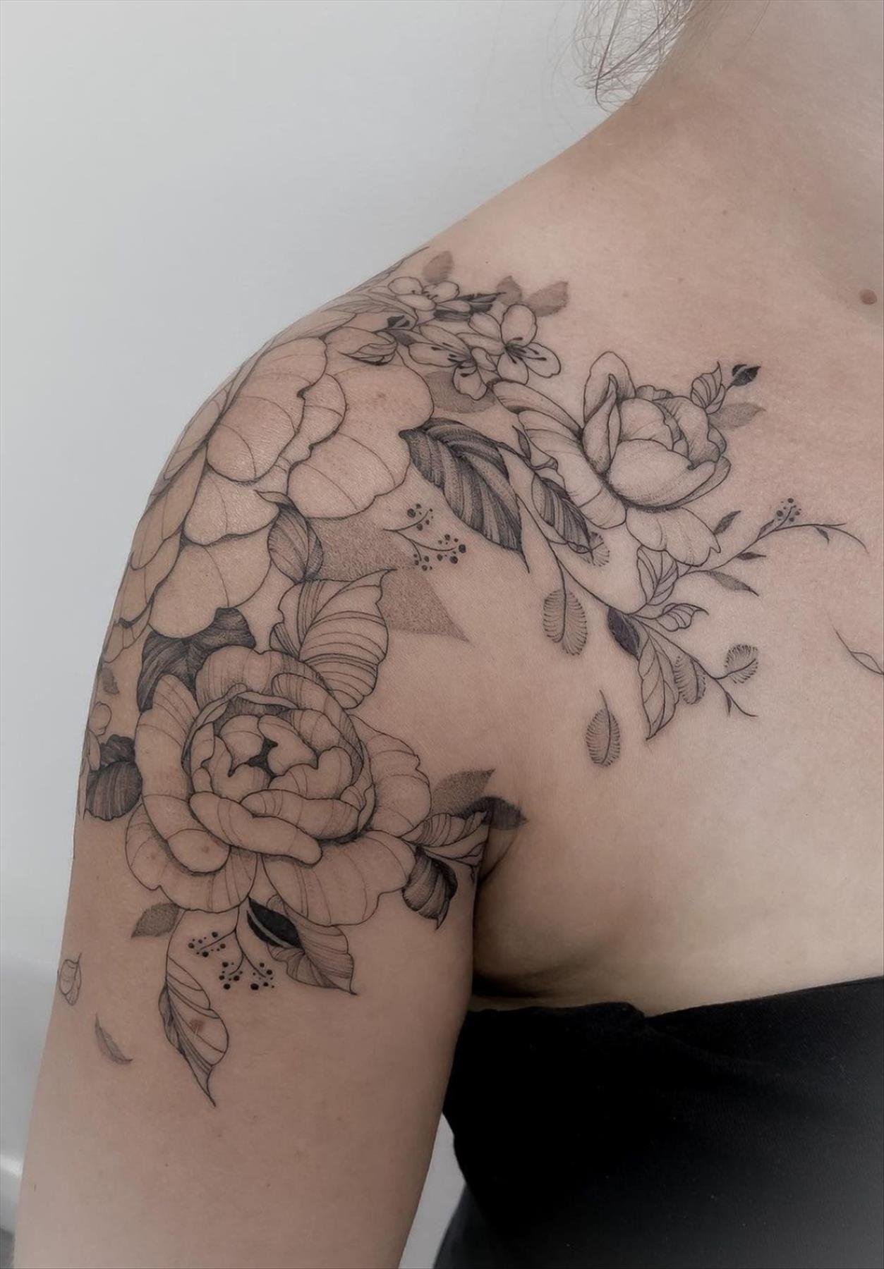 Stunning shoulder tattoos for women 2022 for a chic look