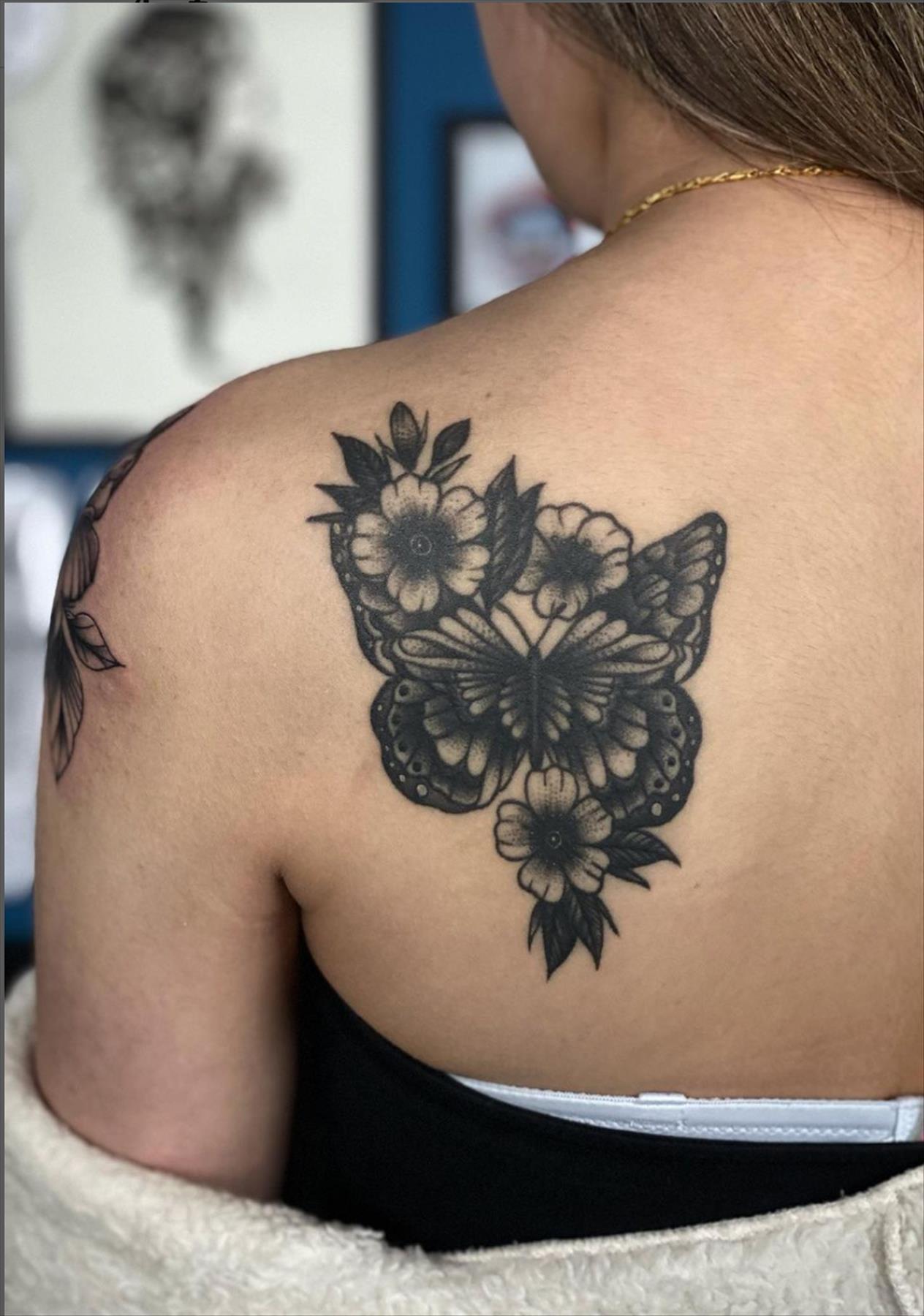 Stunning shoulder tattoos for women 2022 for a chic look