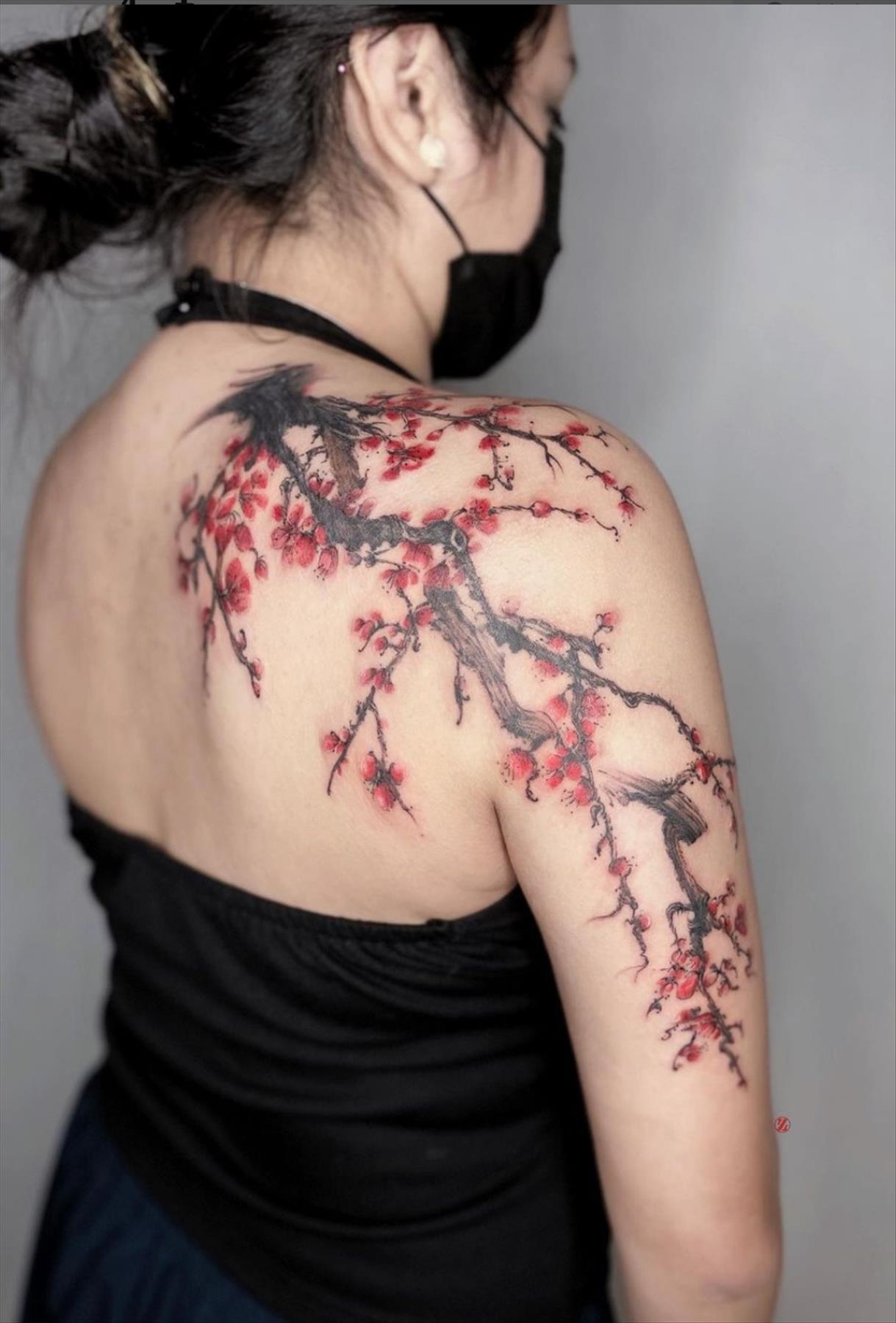 Stunning shoulder tattoos for women 2022 for a chic look