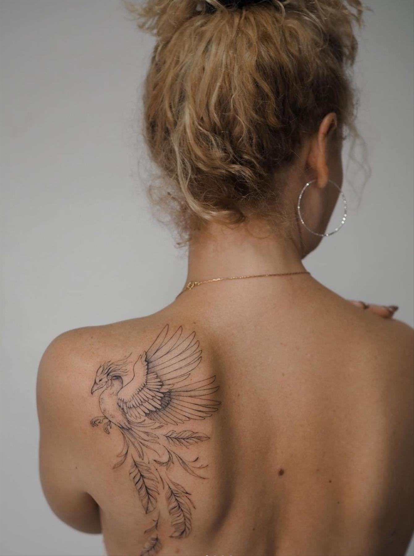 Stunning shoulder tattoos for women 2022 for a chic look