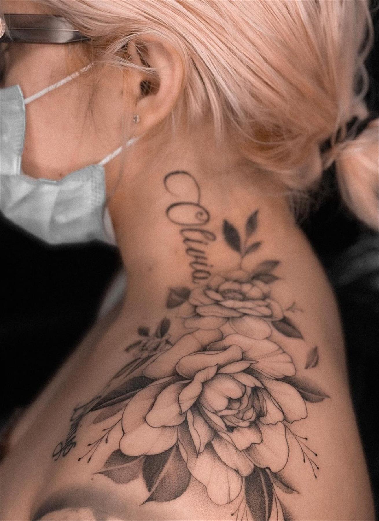 Stunning shoulder tattoos for women 2022 for a chic look