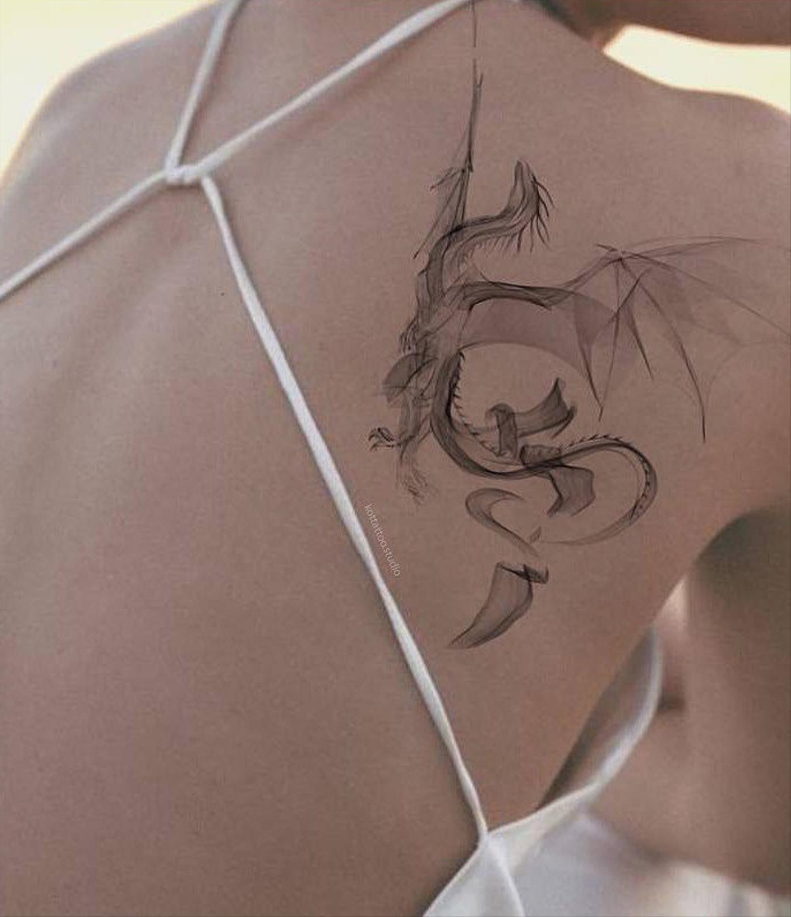 Stunning shoulder tattoos for women 2022 for a chic look