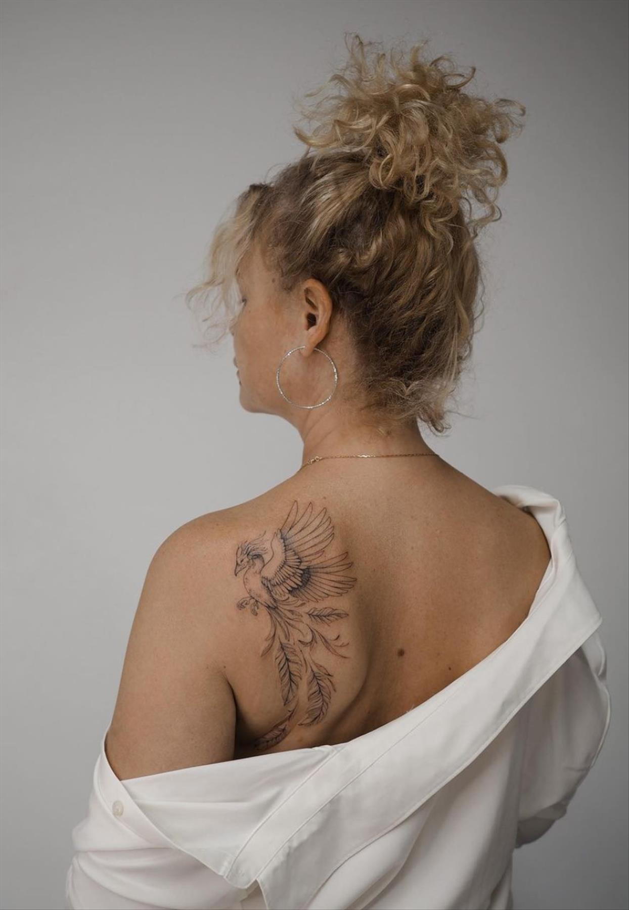 Stunning shoulder tattoos for women 2022 for a chic look