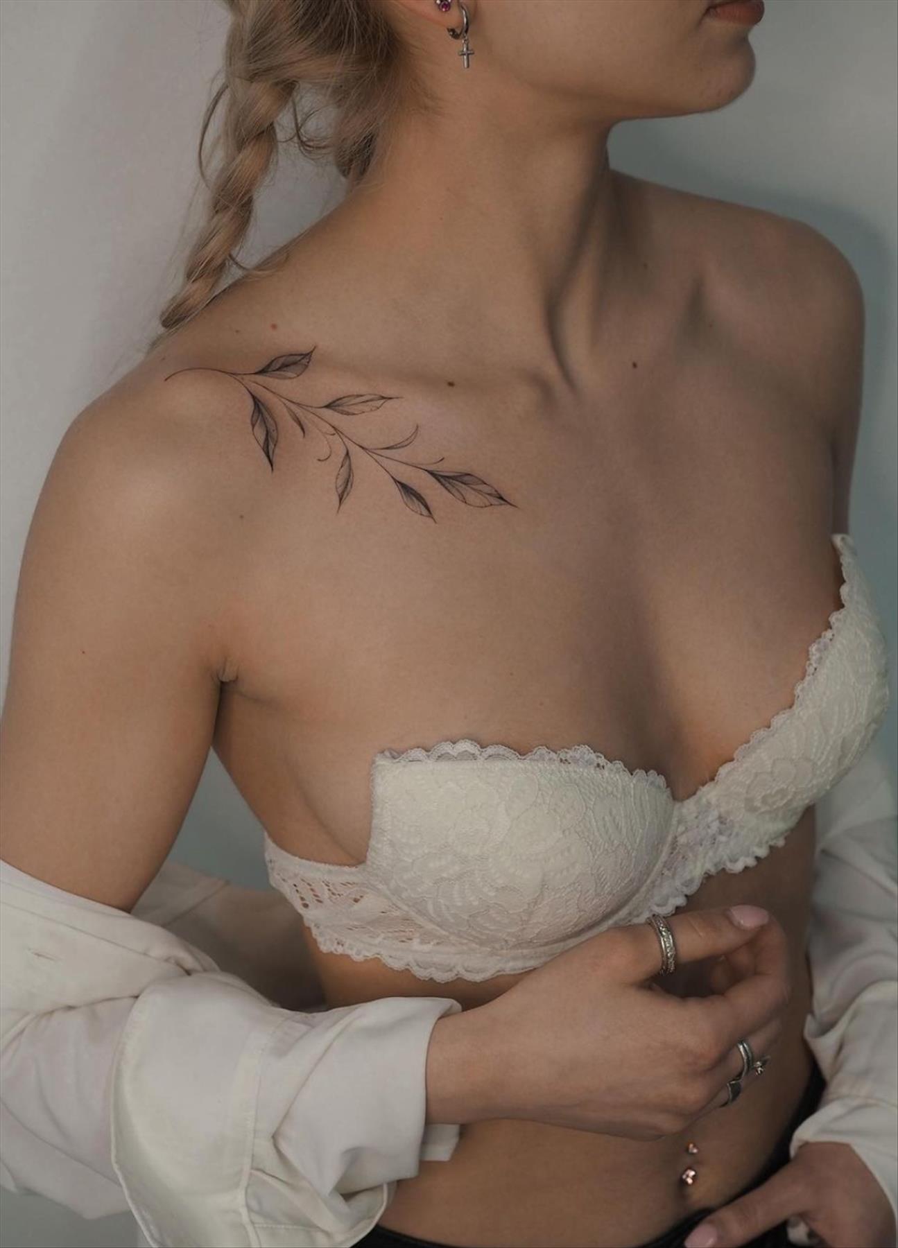 Stunning shoulder tattoos for women 2022 for a chic look