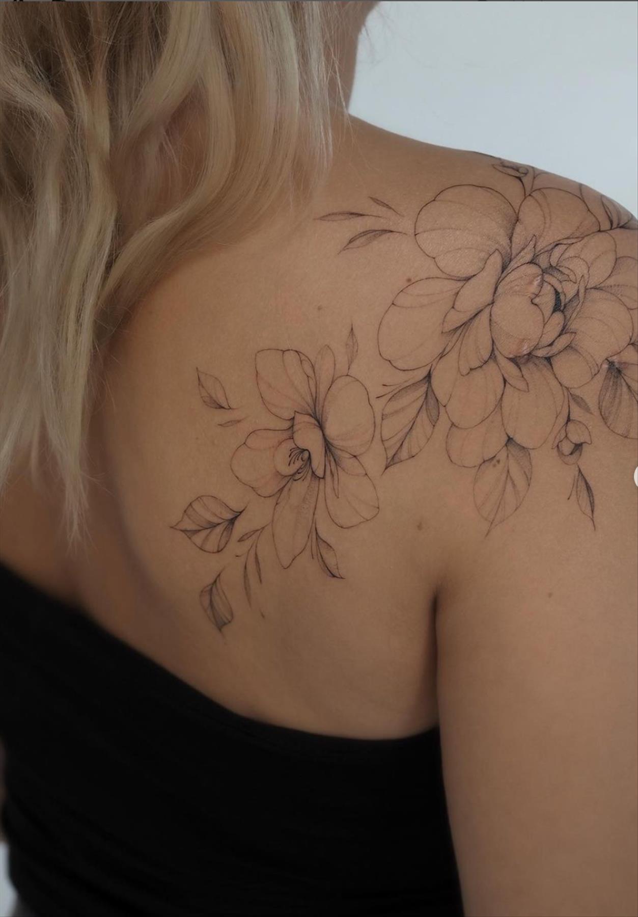 Stunning shoulder tattoos for women 2022 for a chic look