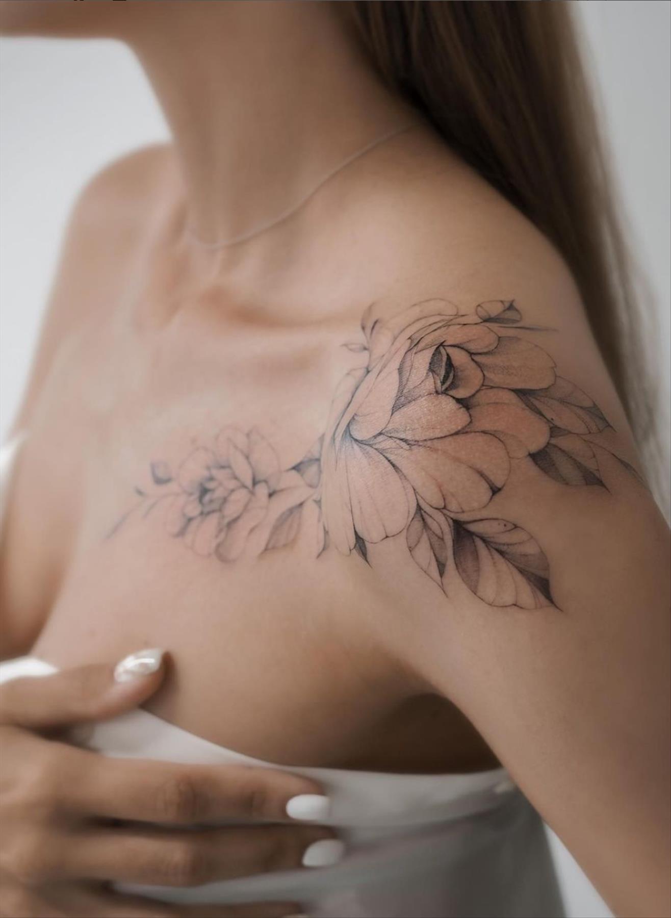 Stunning shoulder tattoos for women 2022 for a chic look