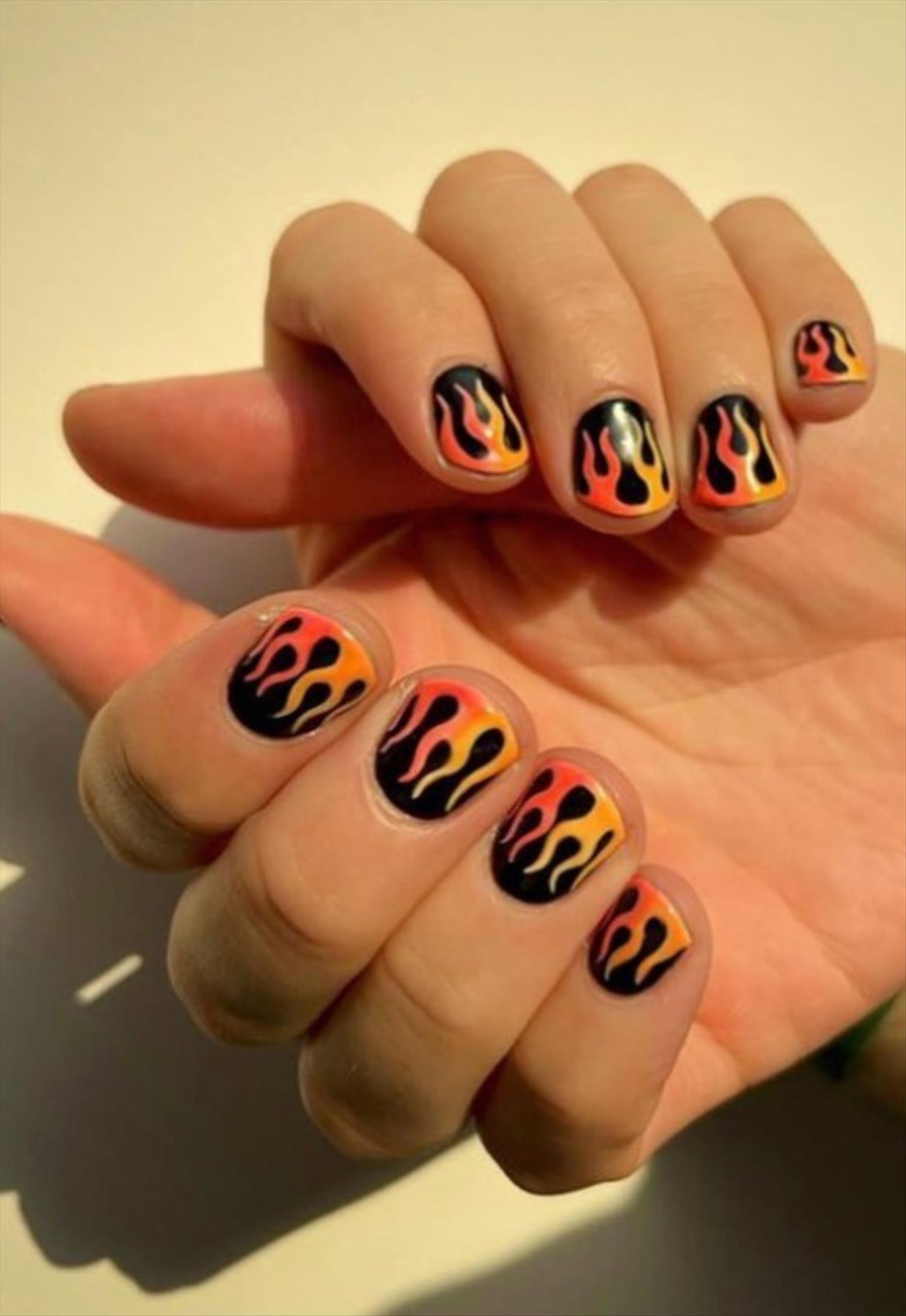 Perfect Y2K nail art for next Summer mani