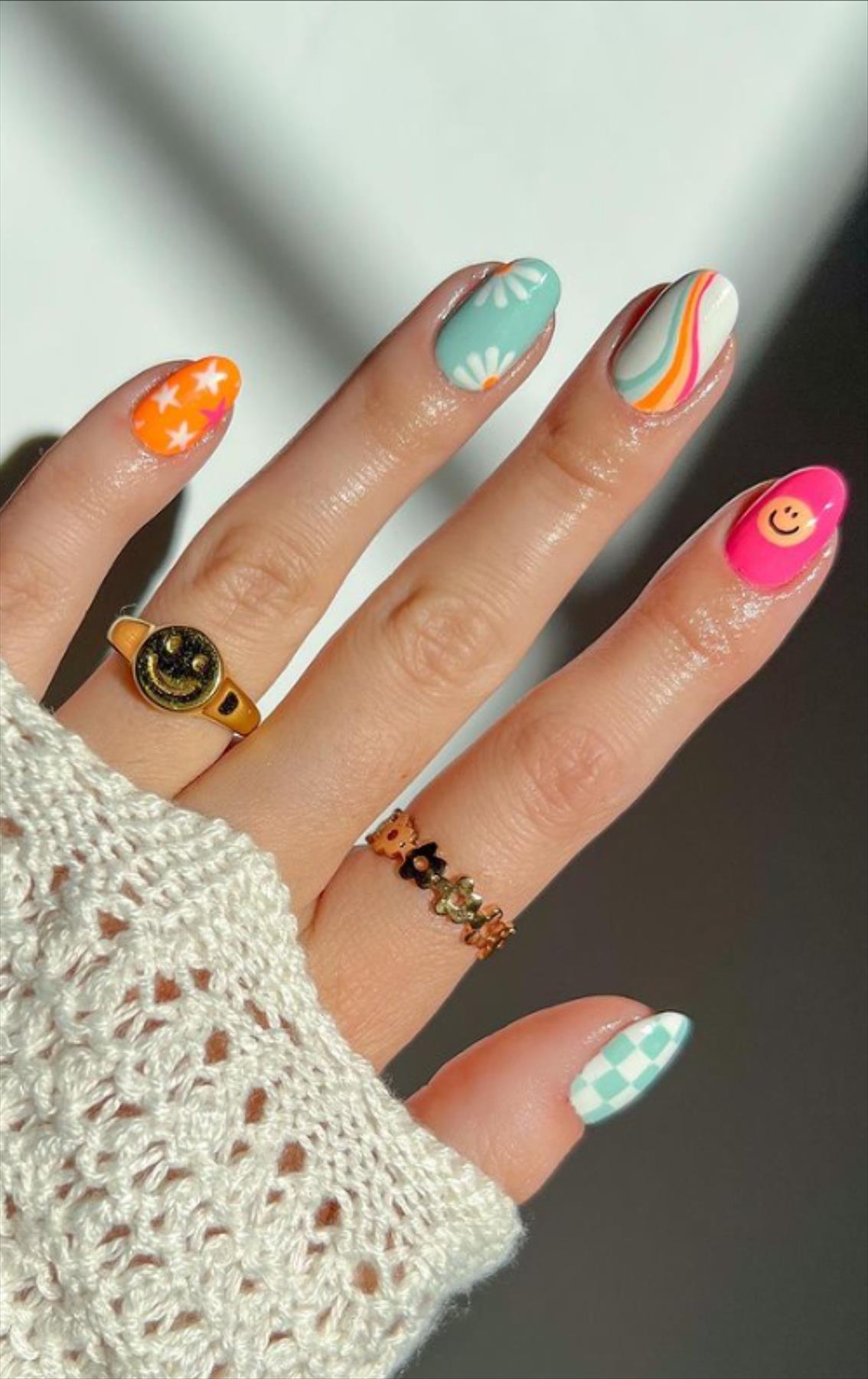 Perfect Y2K nail art for next Summer mani