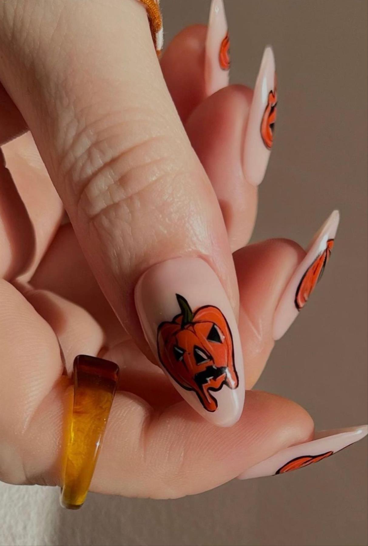 Best short Halloween nails aesthetic perfect for 2022