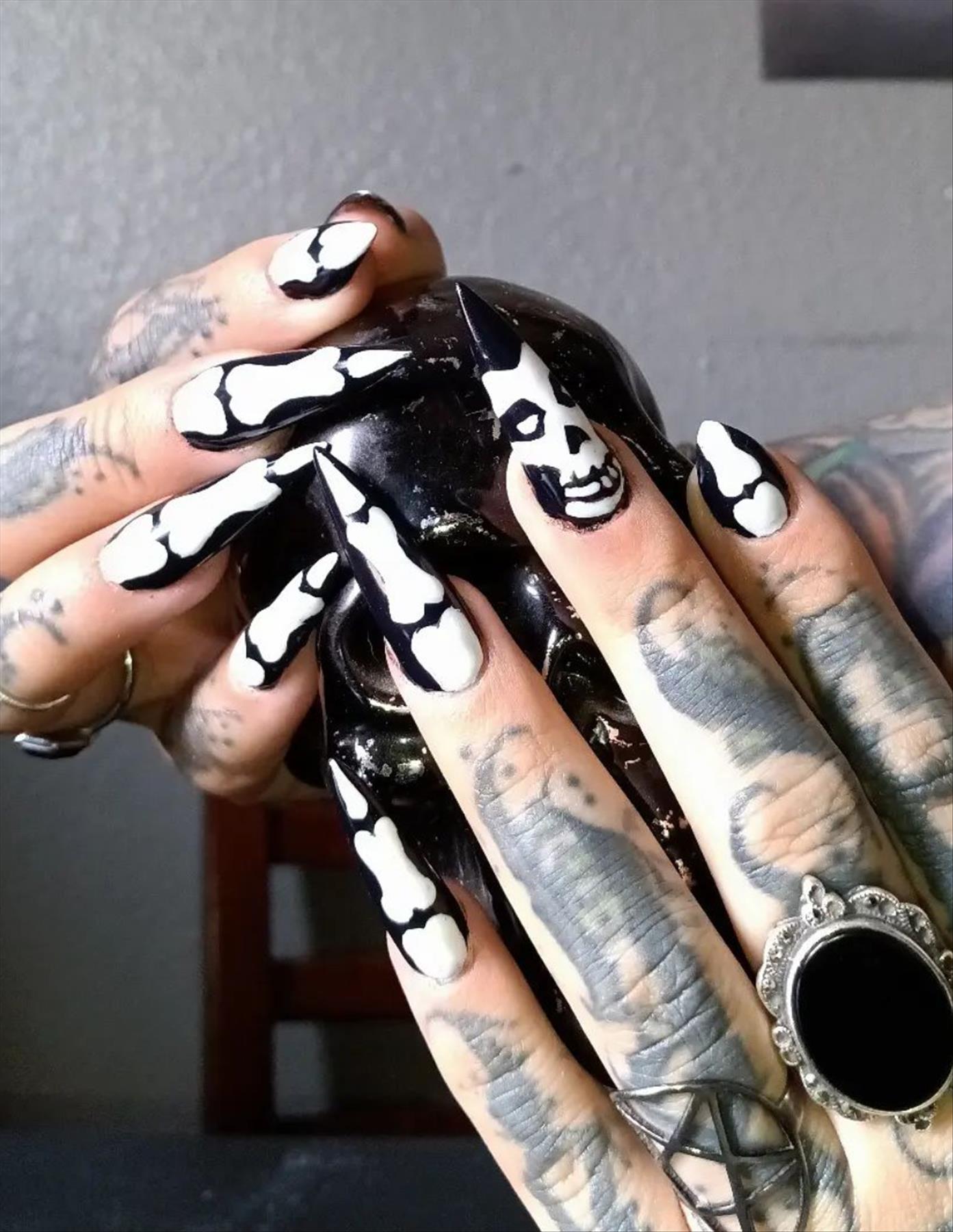 Creepy Halloween nails design you'll love 2022