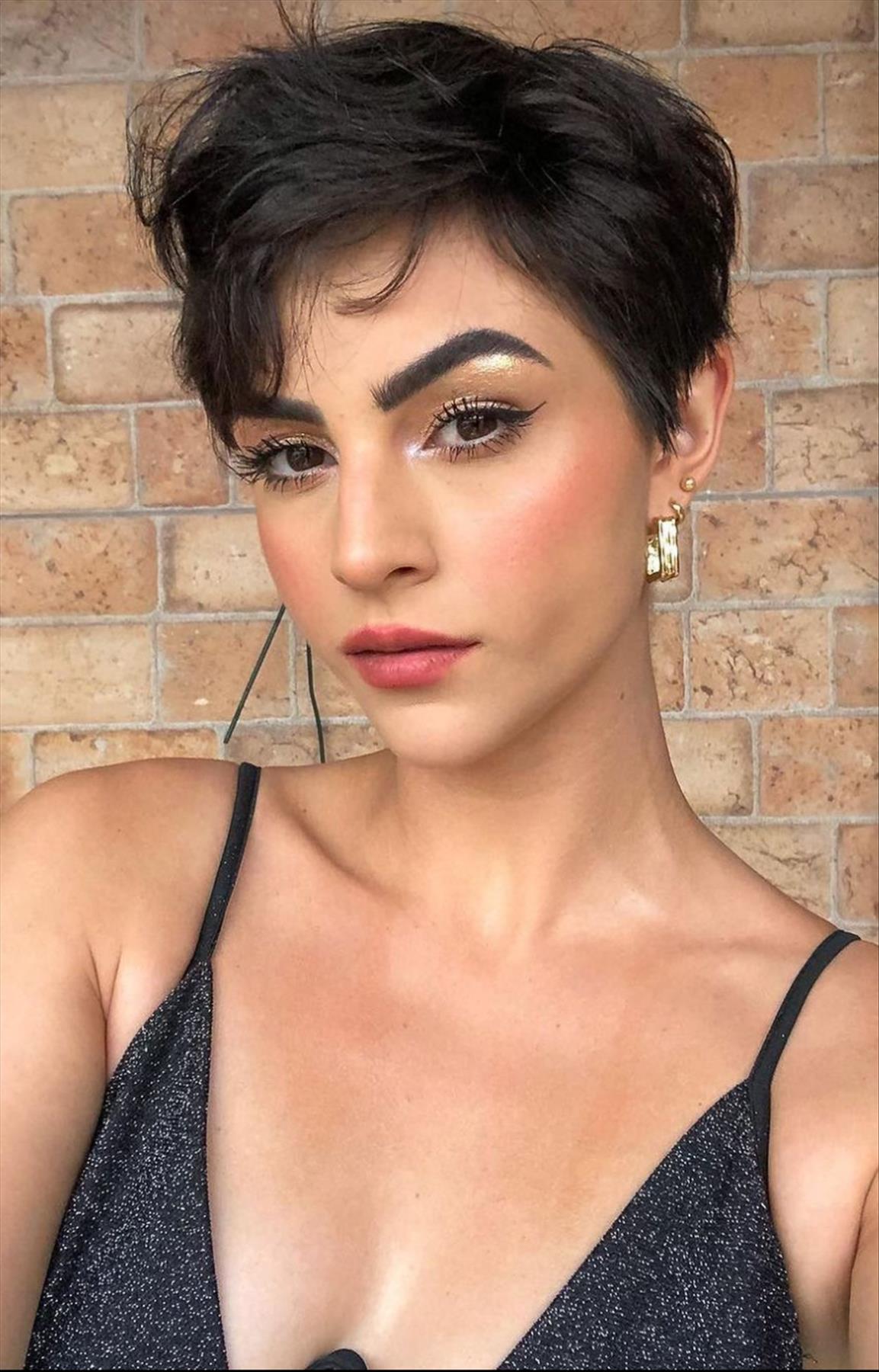 Trendy short pixie haircuts for women 