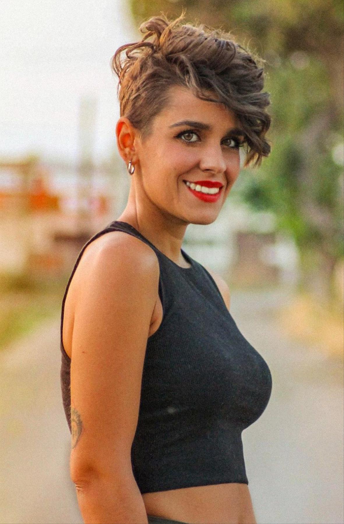 Trendy short pixie haircuts for women 