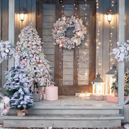 40+ Festive Christmas Front Porch Decorating Ideas - Mycozylive.com