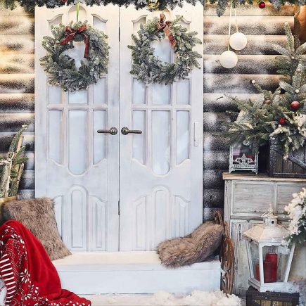 40+ Festive Christmas Front Porch Decorating Ideas - Mycozylive.com