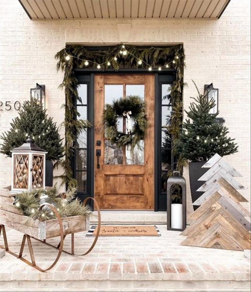 40+ Festive Christmas Front Porch Decorating Ideas - Mycozylive.com