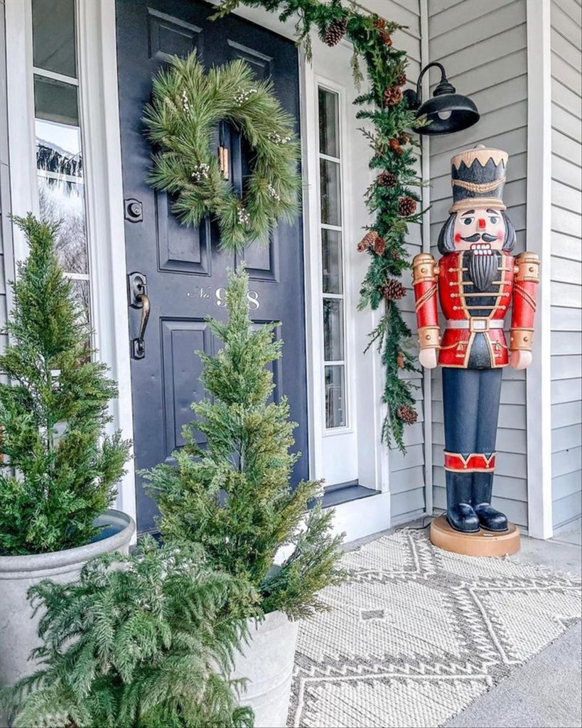 40+ Festive Christmas Front Porch Decorating Ideas - Mycozylive.com