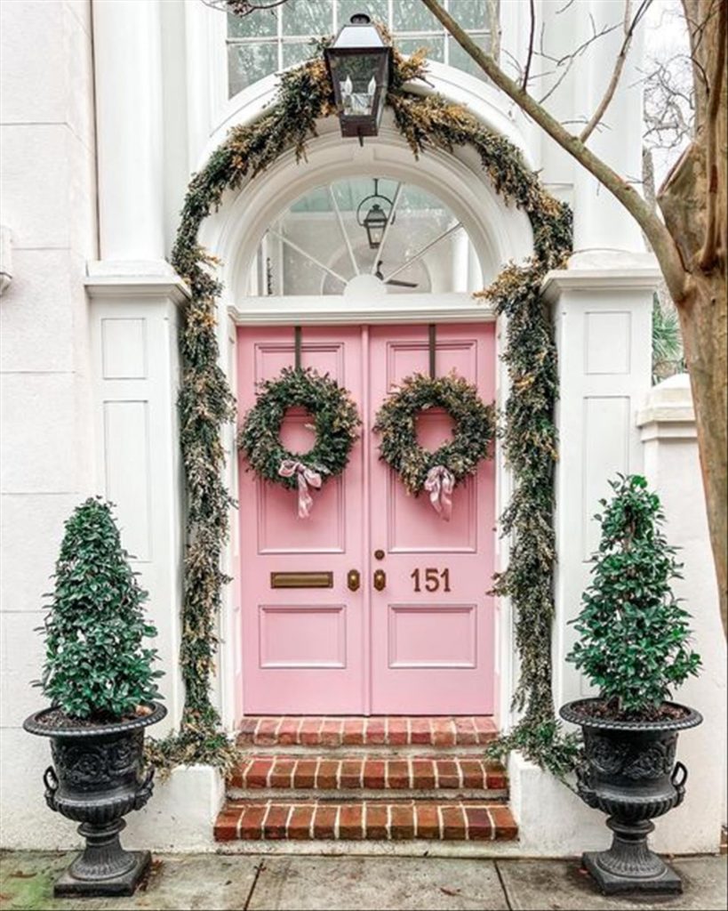 40+ Festive Christmas Front Porch Decorating Ideas - Mycozylive.com