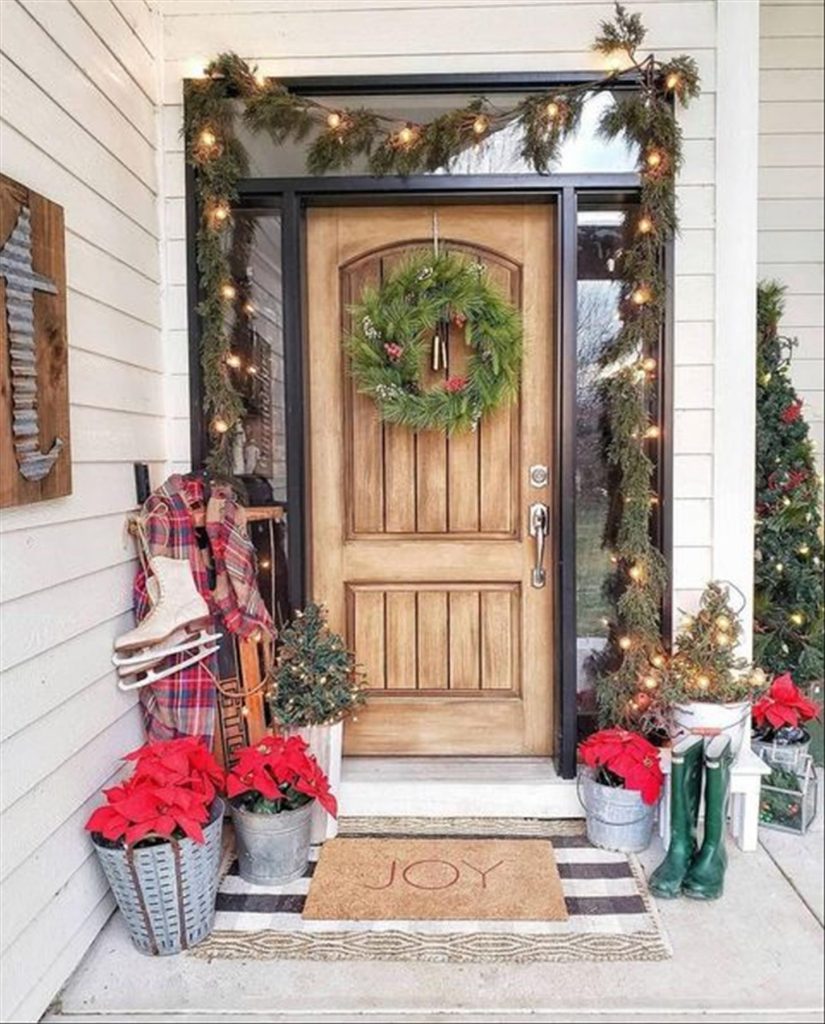 40+ Festive Christmas Front Porch Decorating Ideas - Mycozylive.com