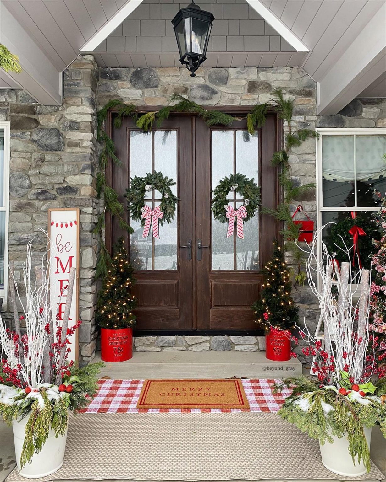 40+ Festive Christmas Front Porch Decorating Ideas - Mycozylive.com