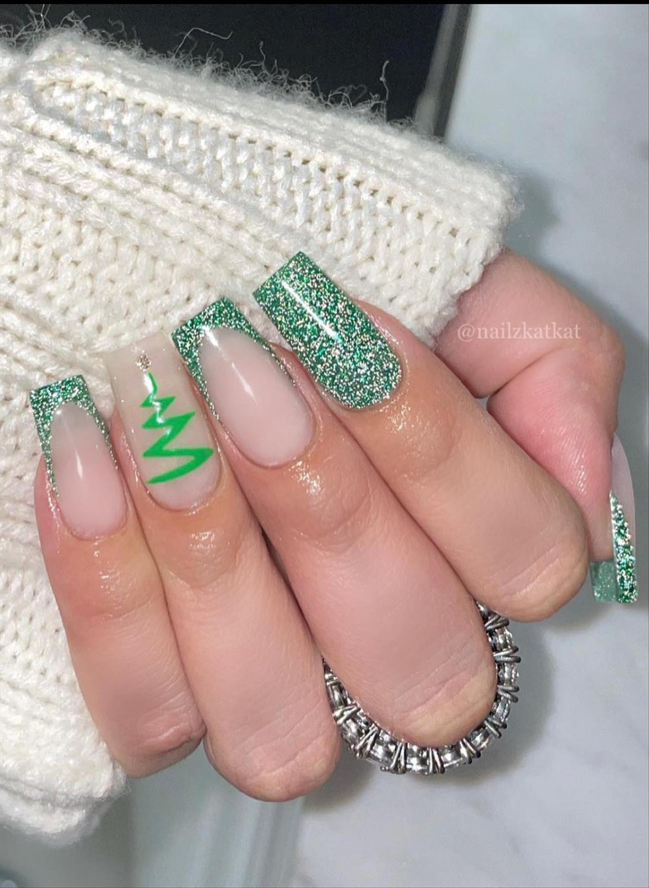 Classic christmas nail inpo 2023 to try 