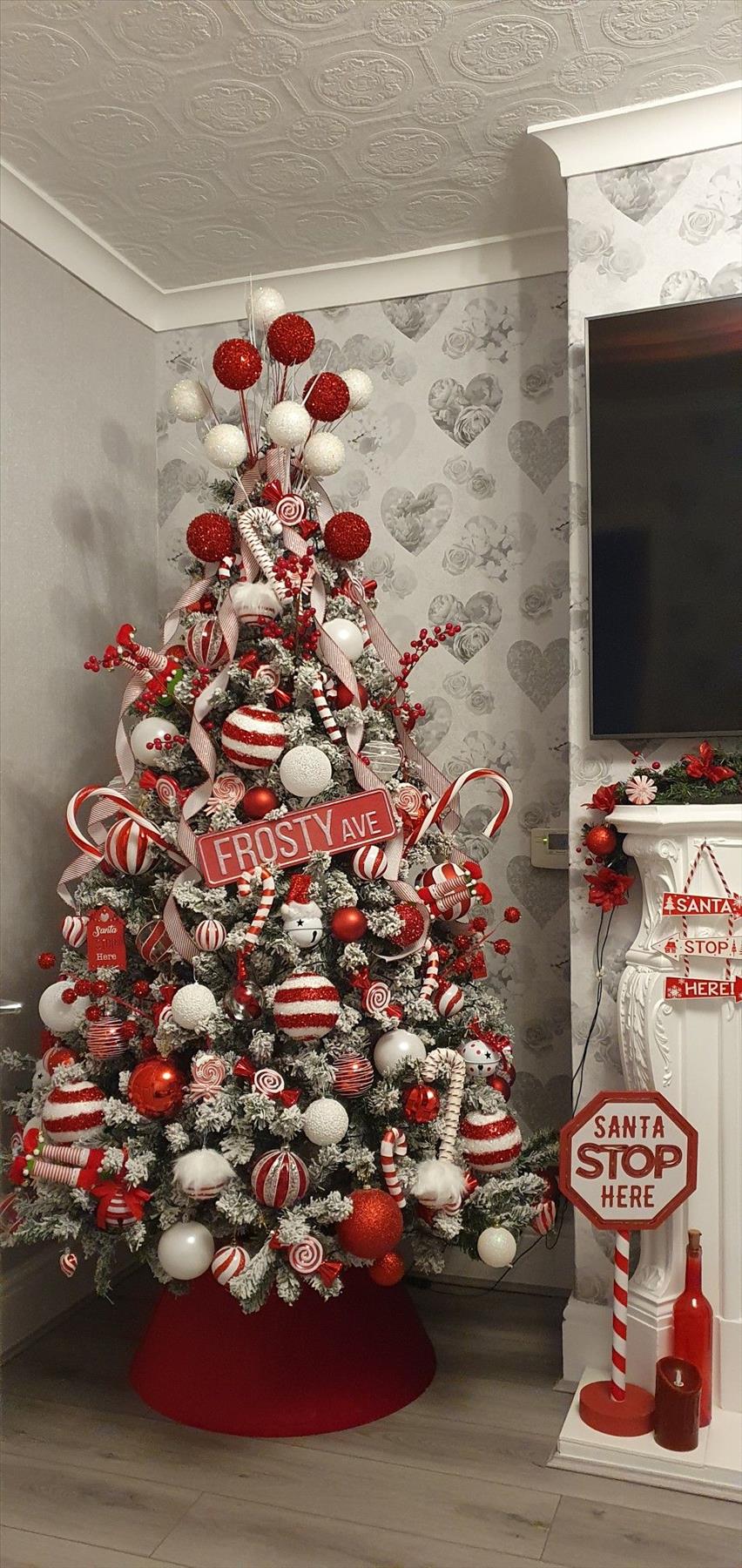 Best Red and White Christmas Tree Decor Inspiration 2022