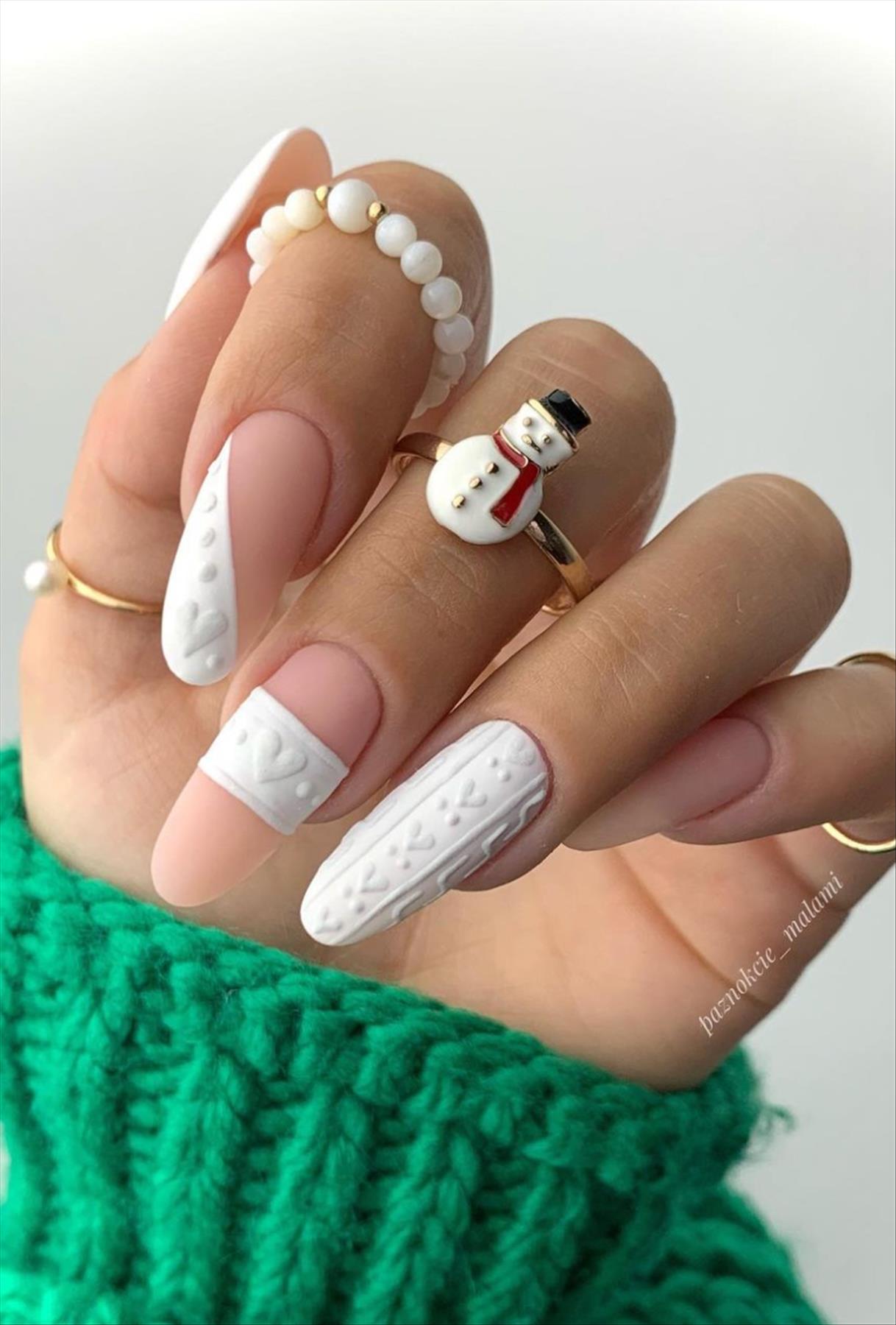 70+ Elegant Christmas nails 2022 trends and inspo to copy Page 3 of 7