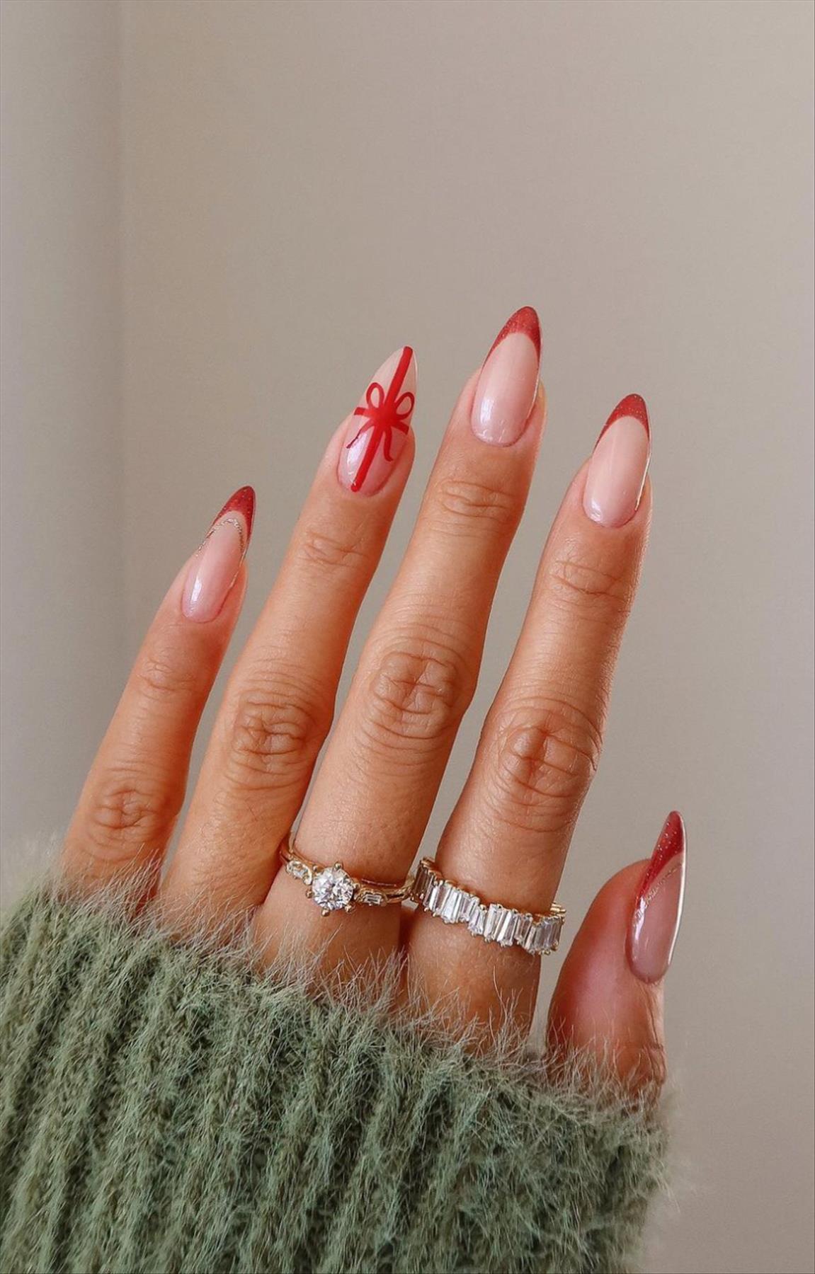 Elegant Christmas nails 2022 trends and inspo