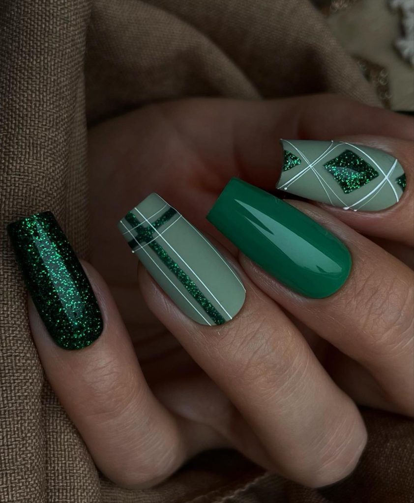 Elegant Christmas nails 2022 trends and inspo