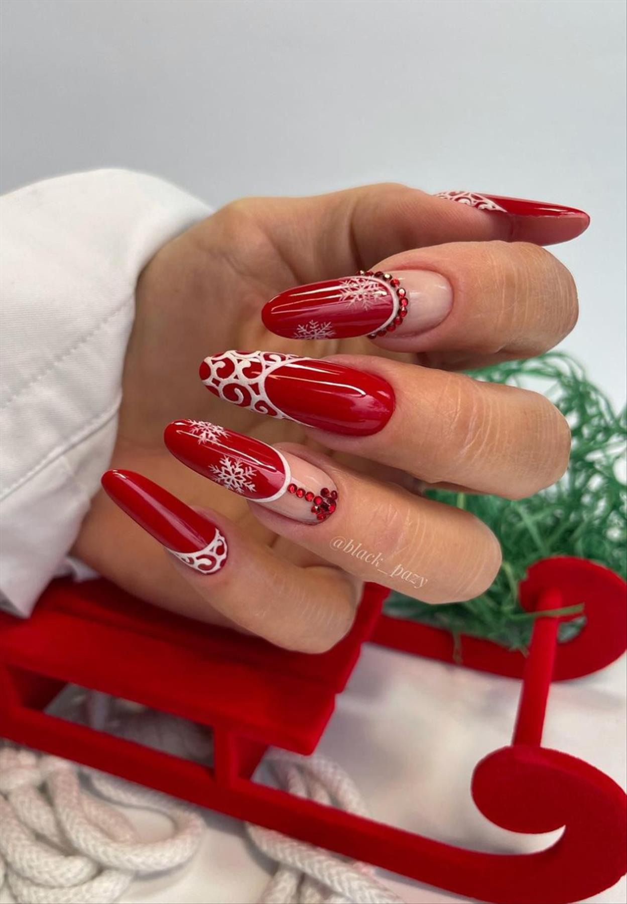 Elegant Christmas nails 2022 trends and inspo