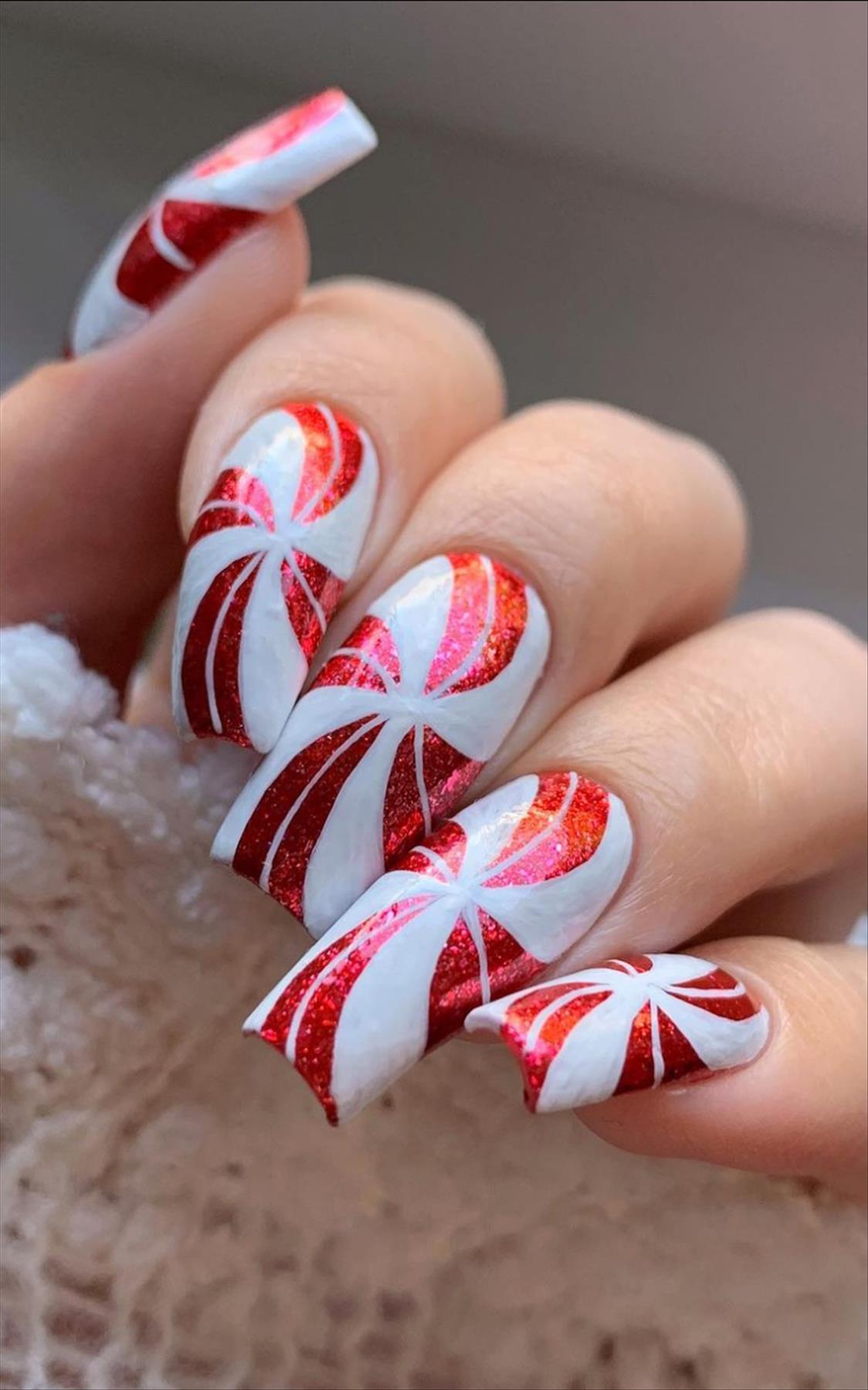 Elegant Christmas nails 2022 trends and inspo