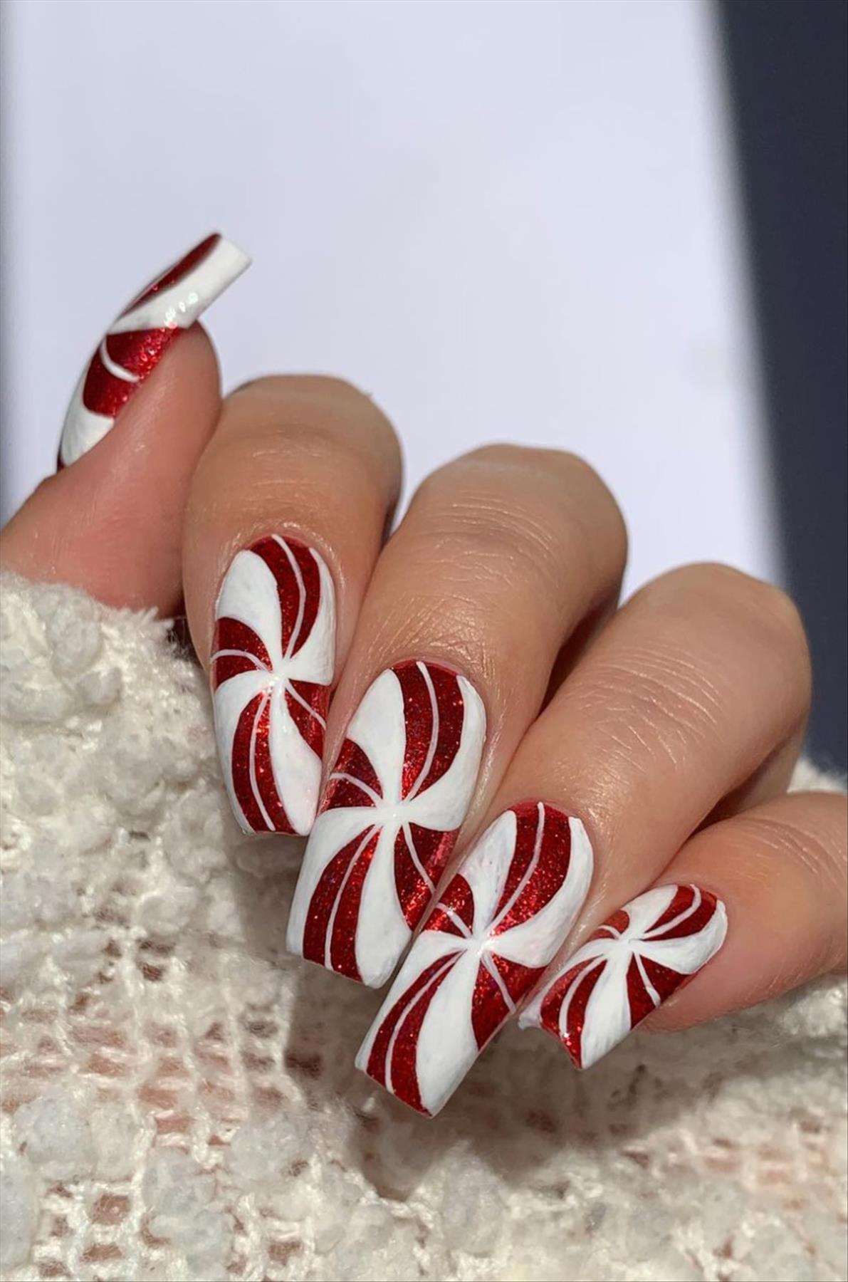 Elegant Christmas nails 2022 trends and inspo