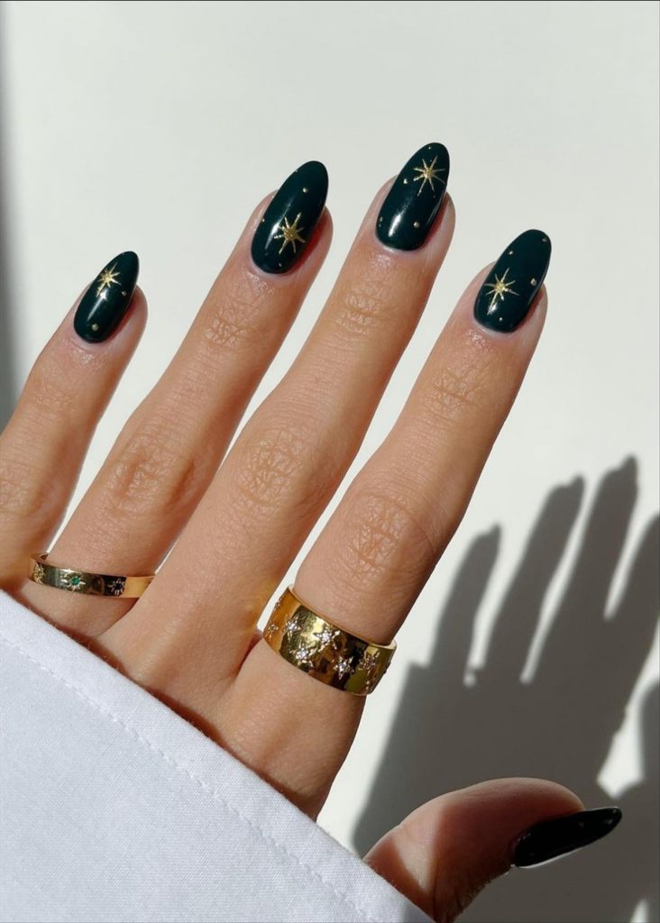 https://mycozylive.com/wp-content/uploads/2022/12/Elegant-Christmas-nails-2022-trends-and-inspo-53.jpg