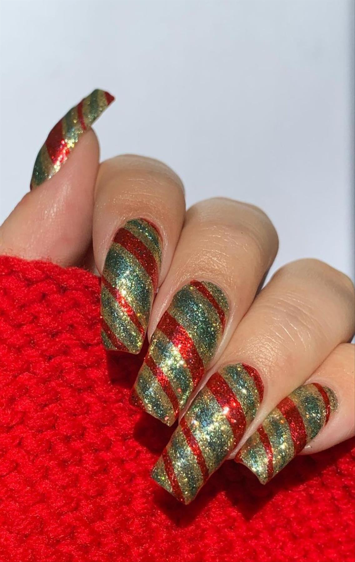 Elegant Christmas nails 2022 trends and inspo