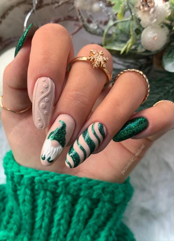 Elegant Christmas nails 2022 trends and inspo