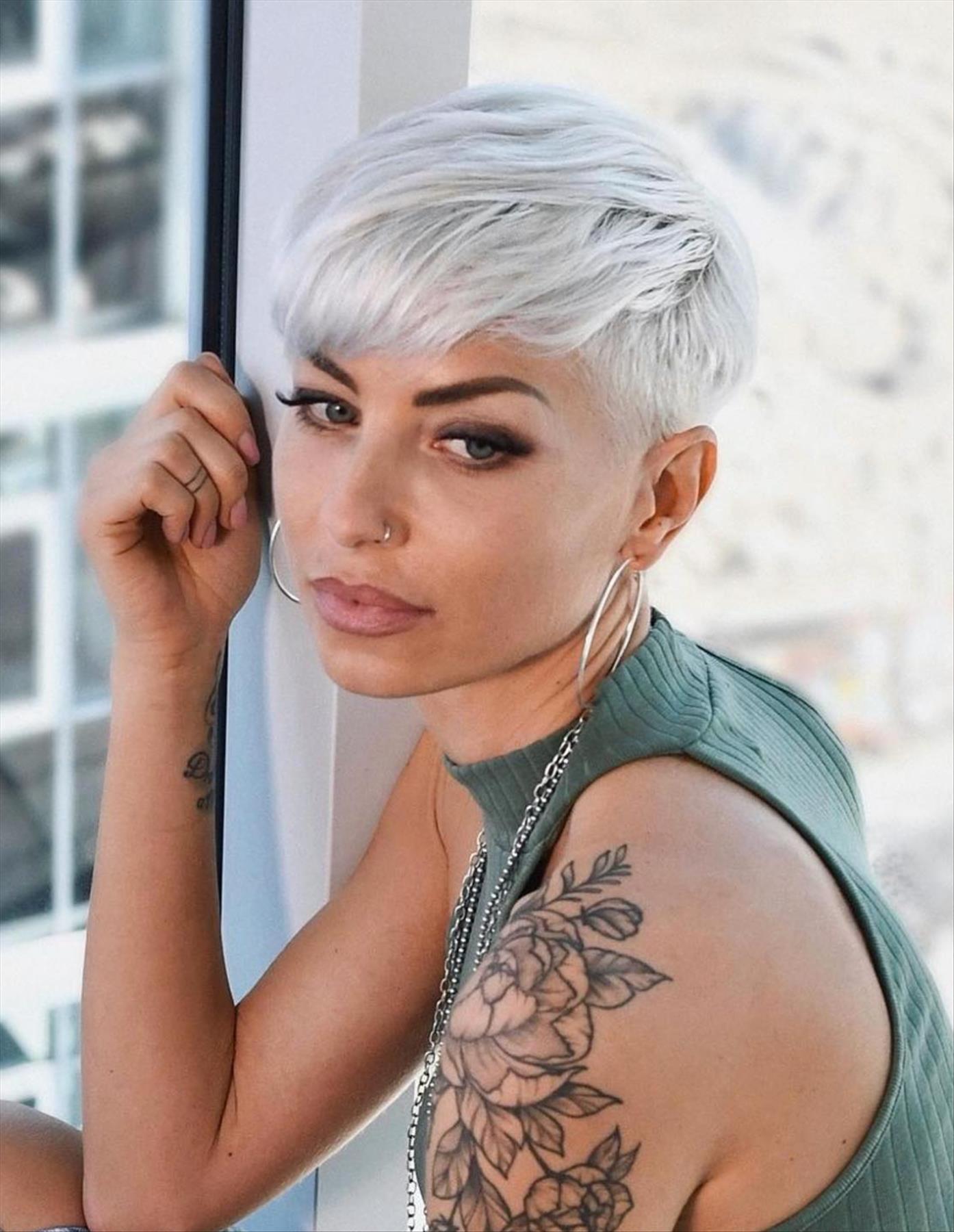 Ash-blonde short pixie haircuts for women to be cool