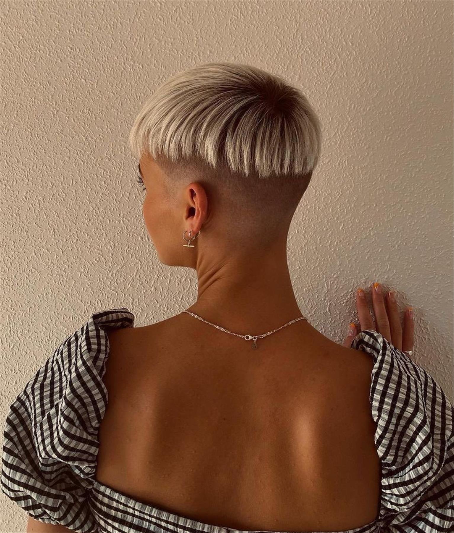 Ash-blonde short pixie haircuts for women to be cool