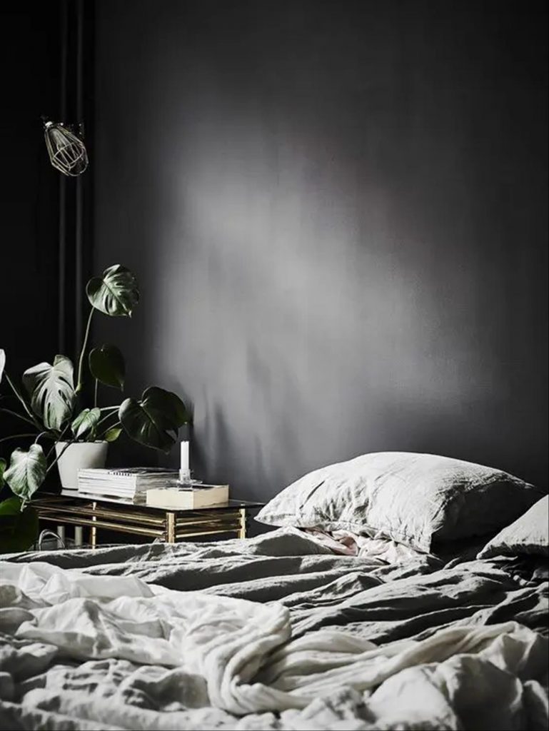 Cozy dark and moody bedroom decoration ideas