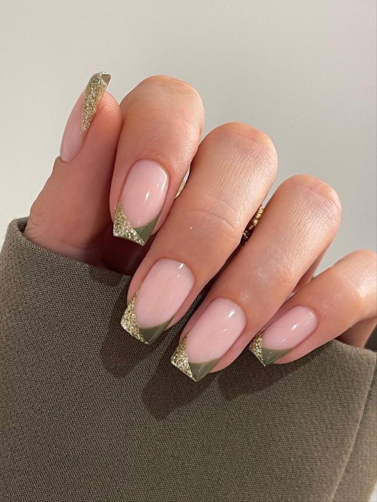 56 Cute Short Christmas Nails For 2023 To Try ASAP Page 2 of 3