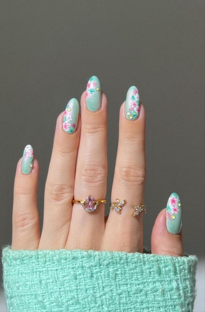 Chic short almond nails for summer manicures 2024