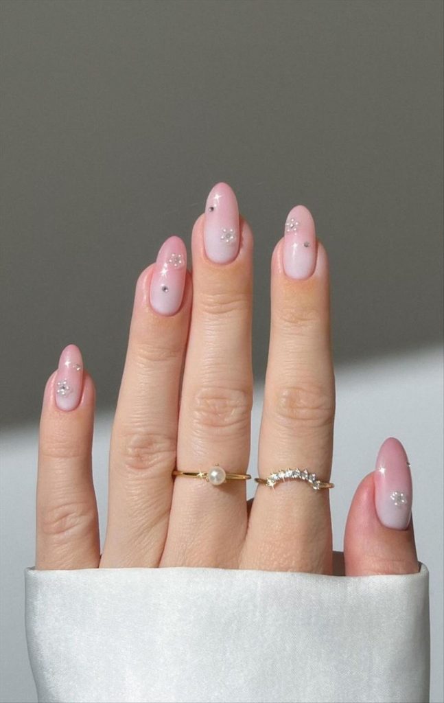 Chic short almond nails for summer manicures 2024