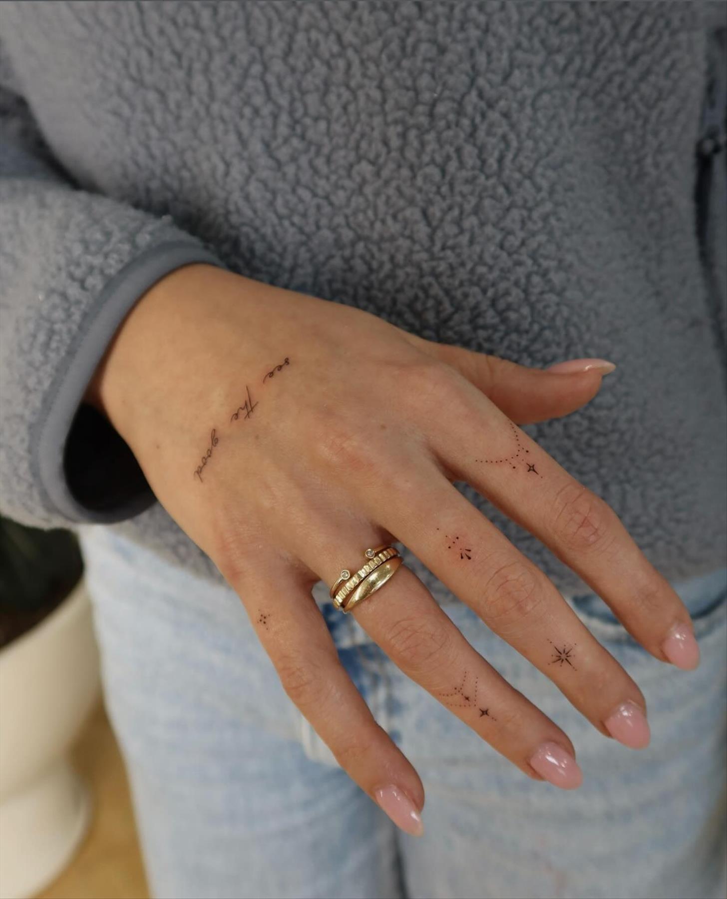 Trendy & Minimal Small Finger Tattoos Ideas For Girls 